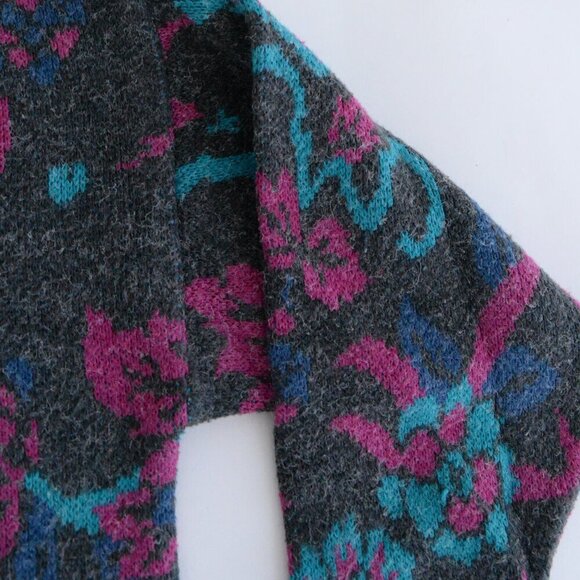 Vintage White Oaks Grey w Pink Teal Floral Knit Crewneck Sweater M - Picture 9 of 13
